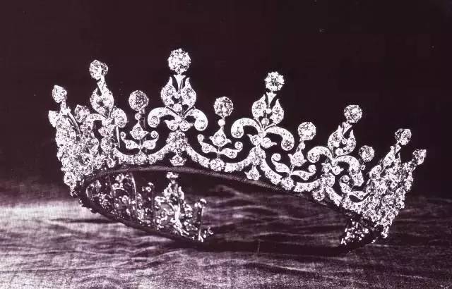 英国王室女王的王冠,英国女王皇冠和日本皇冠