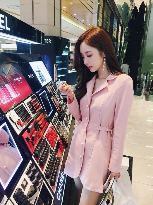 孙允珠粉红毛衣,孙允珠丝质露背连衣长裙