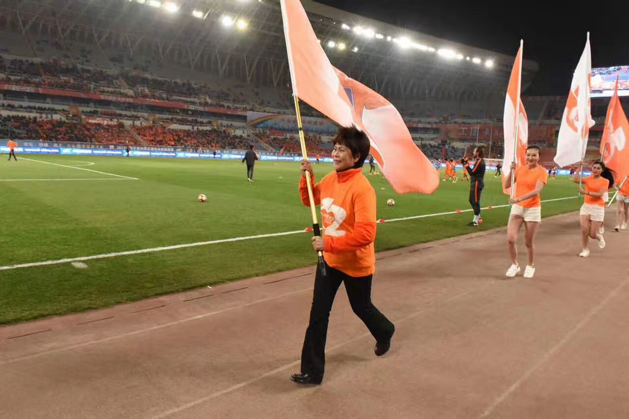 鲁能10号球衣退役,鲁能退役12号球衣是谁的