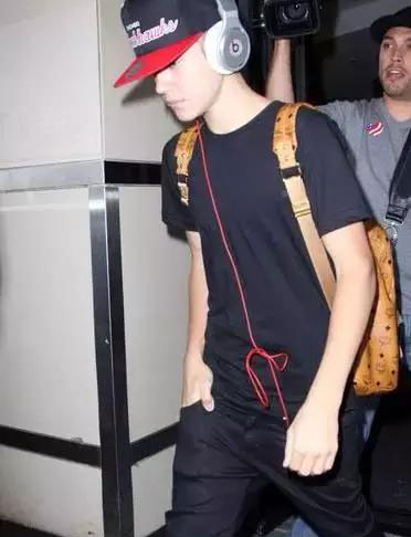 很多明星都在背着包又便宜又好看,明星背的包平价