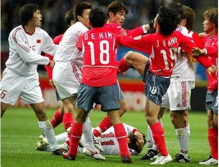 放倒孙兴慜的国足后卫,放倒韩国球员