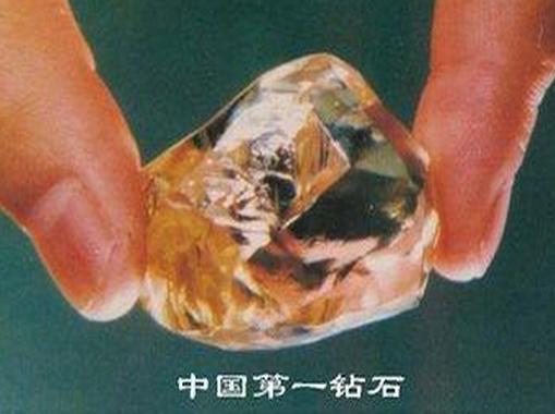 沙滩上偶然发现一个奇怪的石头,在野外意外发现巨大钻石