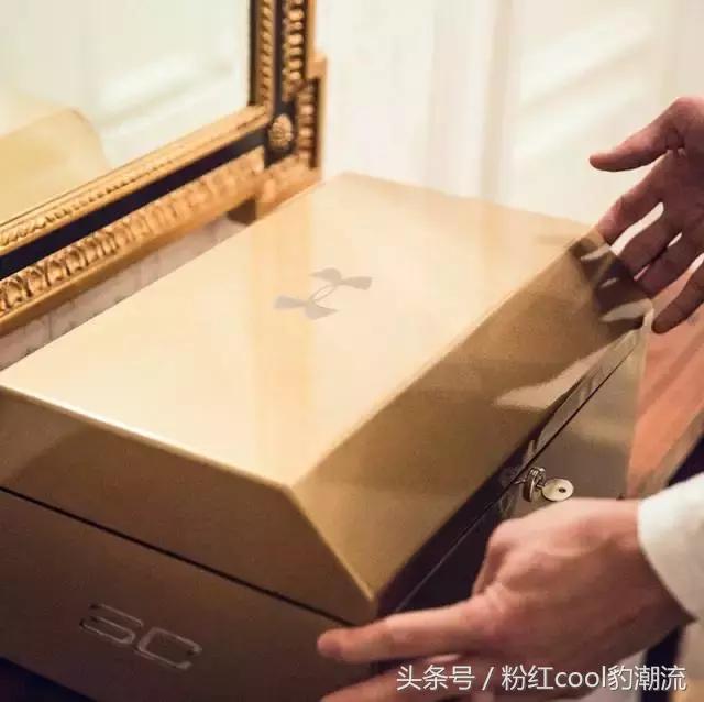 今天，你们被这双大金鞋刷屏了么？