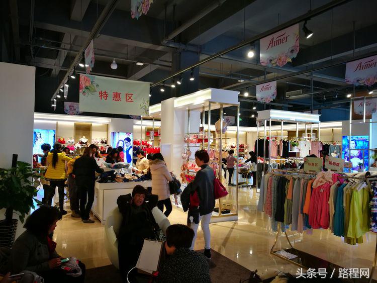 3月8日女神节，黎里古镇和内衣店聚集了一众男神女神？