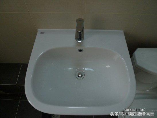 带天井的木头老房子,60平老房子一楼带院子