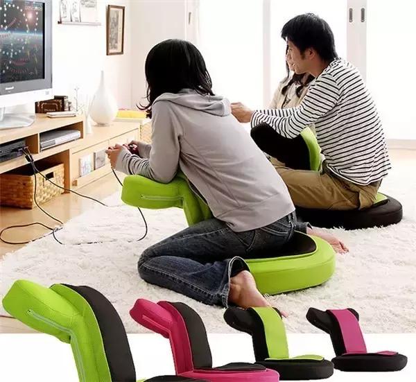 小朋友把手放下去捡玩具,小朋友把手放玩具