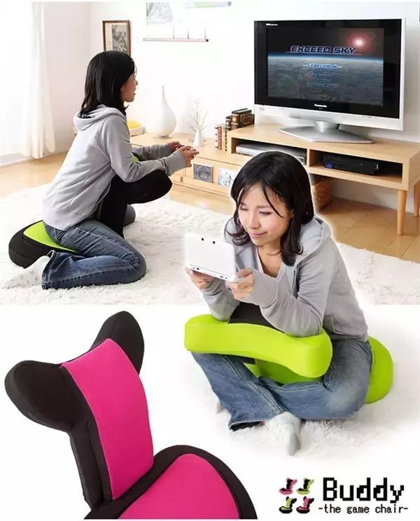 小朋友把手放下去捡玩具,小朋友把手放玩具