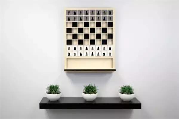 小朋友把手放下去捡玩具,小朋友把手放玩具