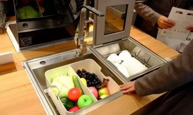 她是营养师，50年模特生涯，63岁还拍裸体封面！