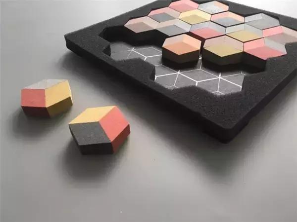 小朋友把手放下去捡玩具,小朋友把手放玩具