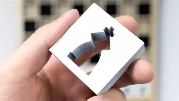 小朋友把手放下去捡玩具,小朋友把手放玩具