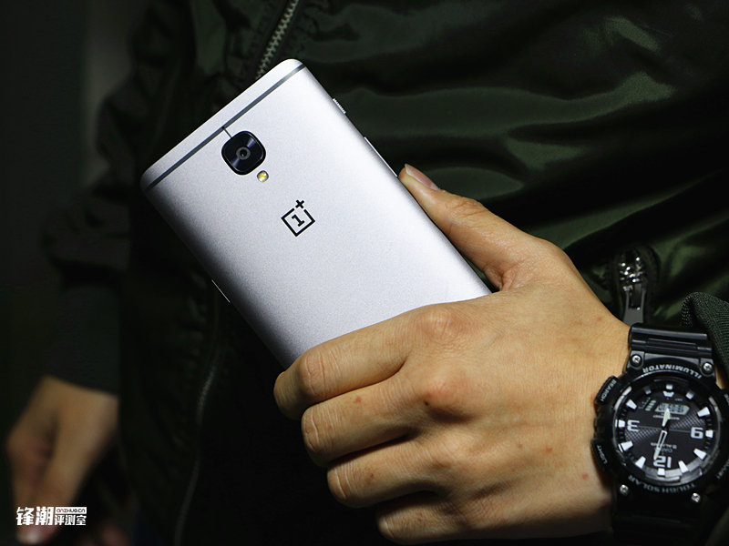 一加3t和荣耀v9哪个好,荣耀v9和一加3t评测视频