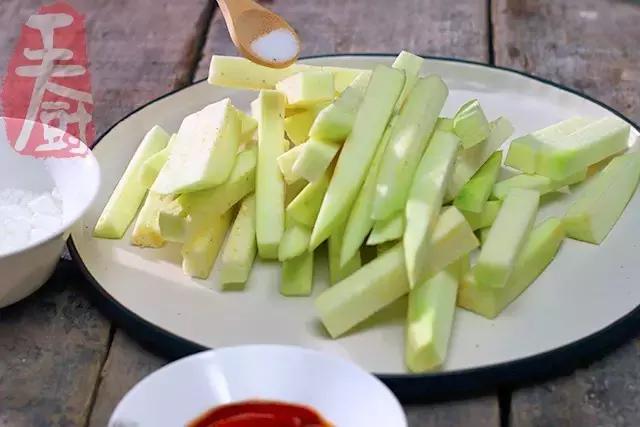 把茄子炸脆,把茄子都炸了再煮