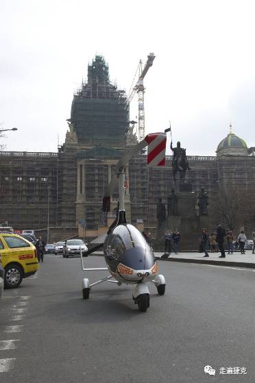 上瘾了，直升机飞行员什么都不顾了，捷克飞行员把直升机降落到瓦茨拉夫广场，自己去喝咖啡了