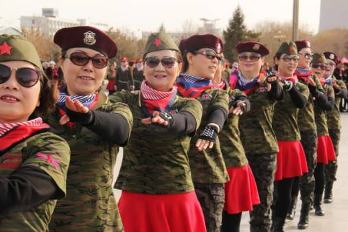 庆“三八”水兵舞展演，看“帅气”阿姨如何在广场圈粉！