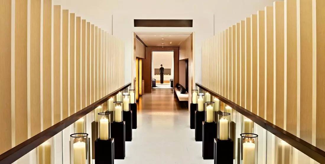 他放弃家族产业投身艺术，成为当今华人设计界的“钻石王老五”