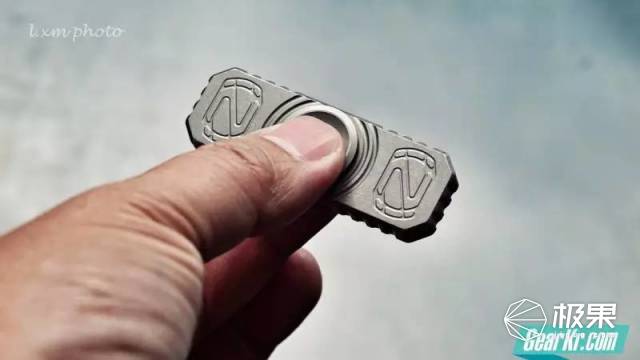 有多种玩法的高科技指尖陀螺,世界级指尖陀螺