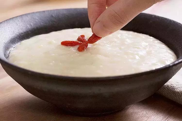 宋美龄抽烟喝酒玩麻将，活到106岁还肤白貌美，秘方来自一碗粥