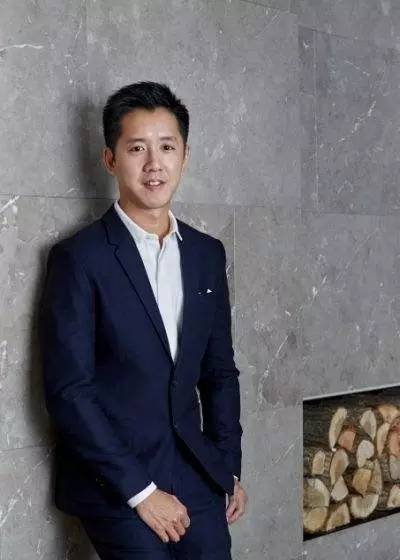 他放弃家族产业投身艺术，成为当今华人设计界的“钻石王老五”