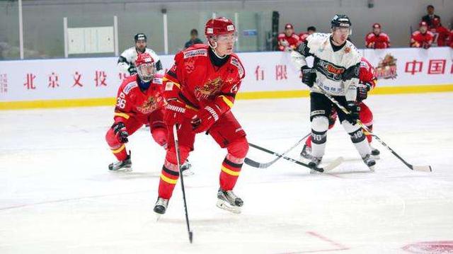 韩国人擂台上叫嚣三秒钟后被ko,韩国犯规被ko