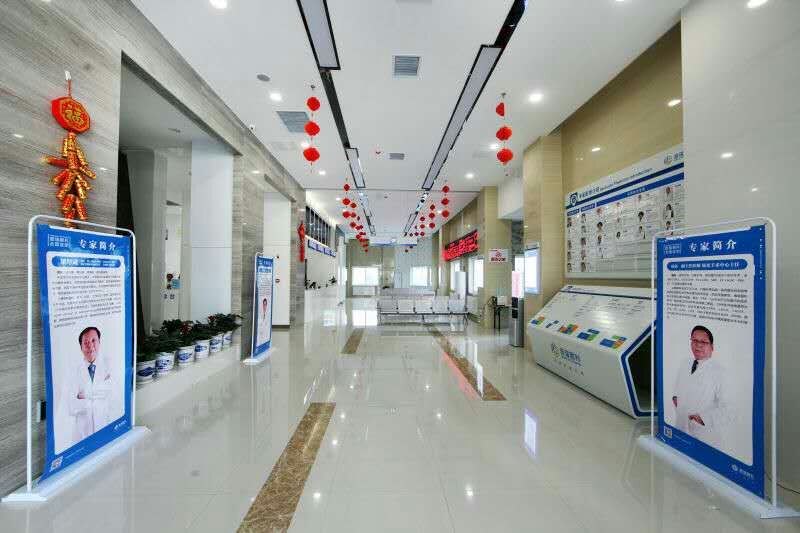 近视眼手术激光和飞秒区别和价格,飞秒激光近视手术是机器还是人工