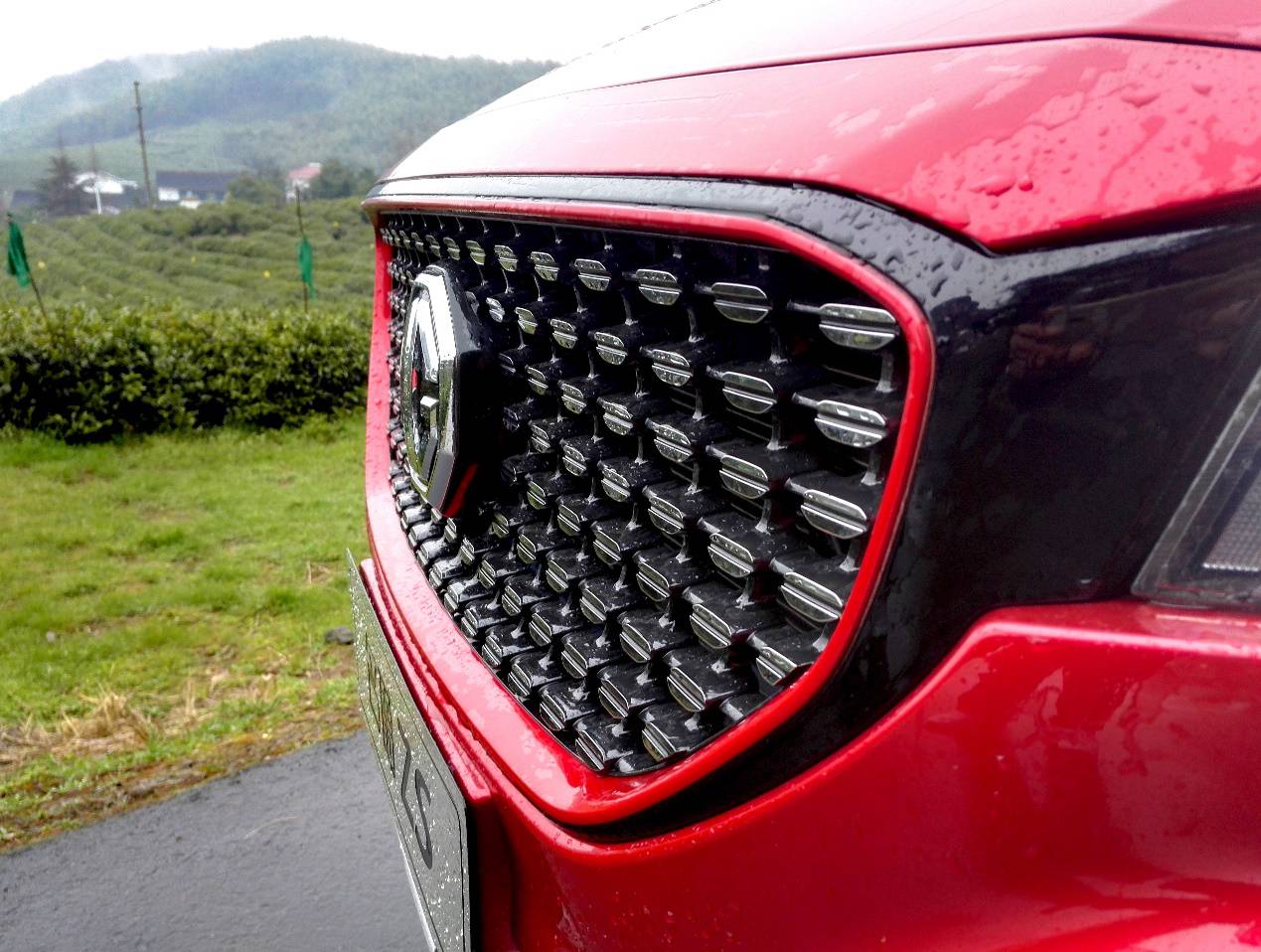 名爵zs自动泊车,能自动驾驶还能放无人机的汽车