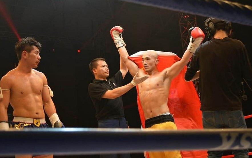 韩国人擂台上叫嚣三秒钟后被ko,韩国犯规被ko