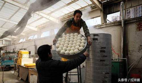 继月入近万肉夹馍之后，又来了个“两万馒头哥”？