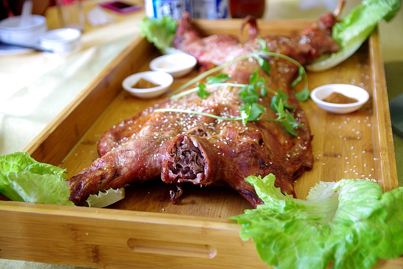 又一只外酥里嫩的烤全羊出炉了,这家的烤全羊最好吃又香又脆