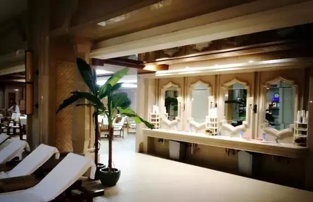 一起泡温泉的奢侈的享受,夏日一起泡温泉