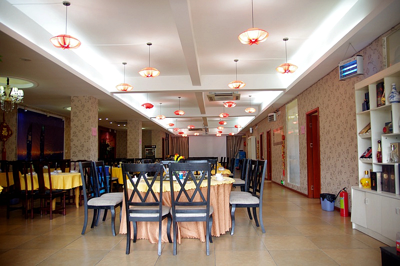 又一只外酥里嫩的烤全羊出炉了,这家的烤全羊最好吃又香又脆