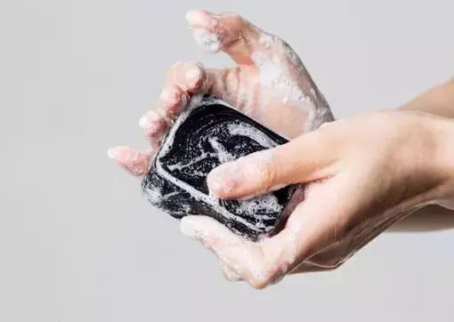 洗面奶跟洁面皂哪个好用些,洗面奶和洁面皂哪个比较好用