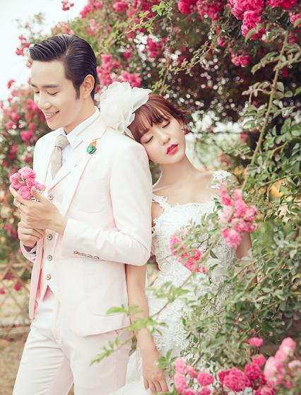 丽江9万朵各色花海婚纱照,森系花海小清新婚纱照