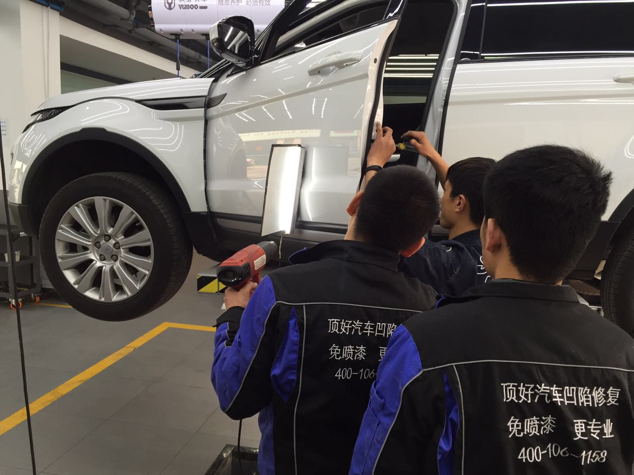 现场实拍：路虎极光车门小坑怎么修不伤原车漆