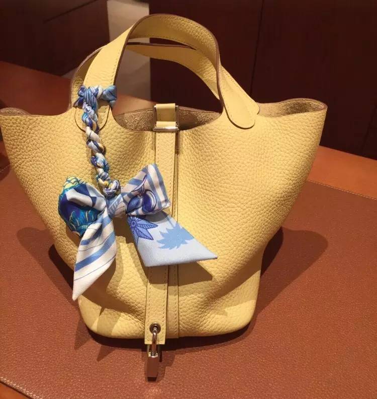 跟着艺术家学穿搭,跟艺术家学穿搭三组时髦颜色