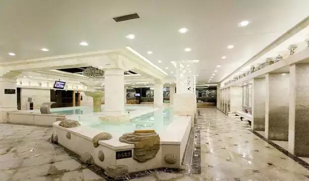 一起泡个温泉,温泉泡池冬天来一场暖暖温泉旅行