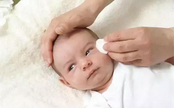 宝宝鼻屎和眼屎都是黄色的,宝宝鼻屎和耳屎怎么处理