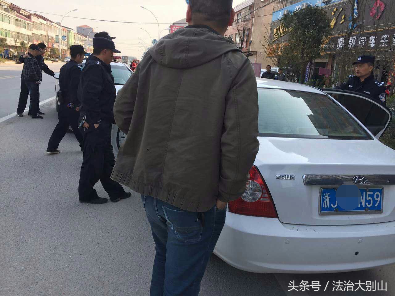 近期抓获卖假烟的涉案人员,警方成功破获一起非法经营假烟案