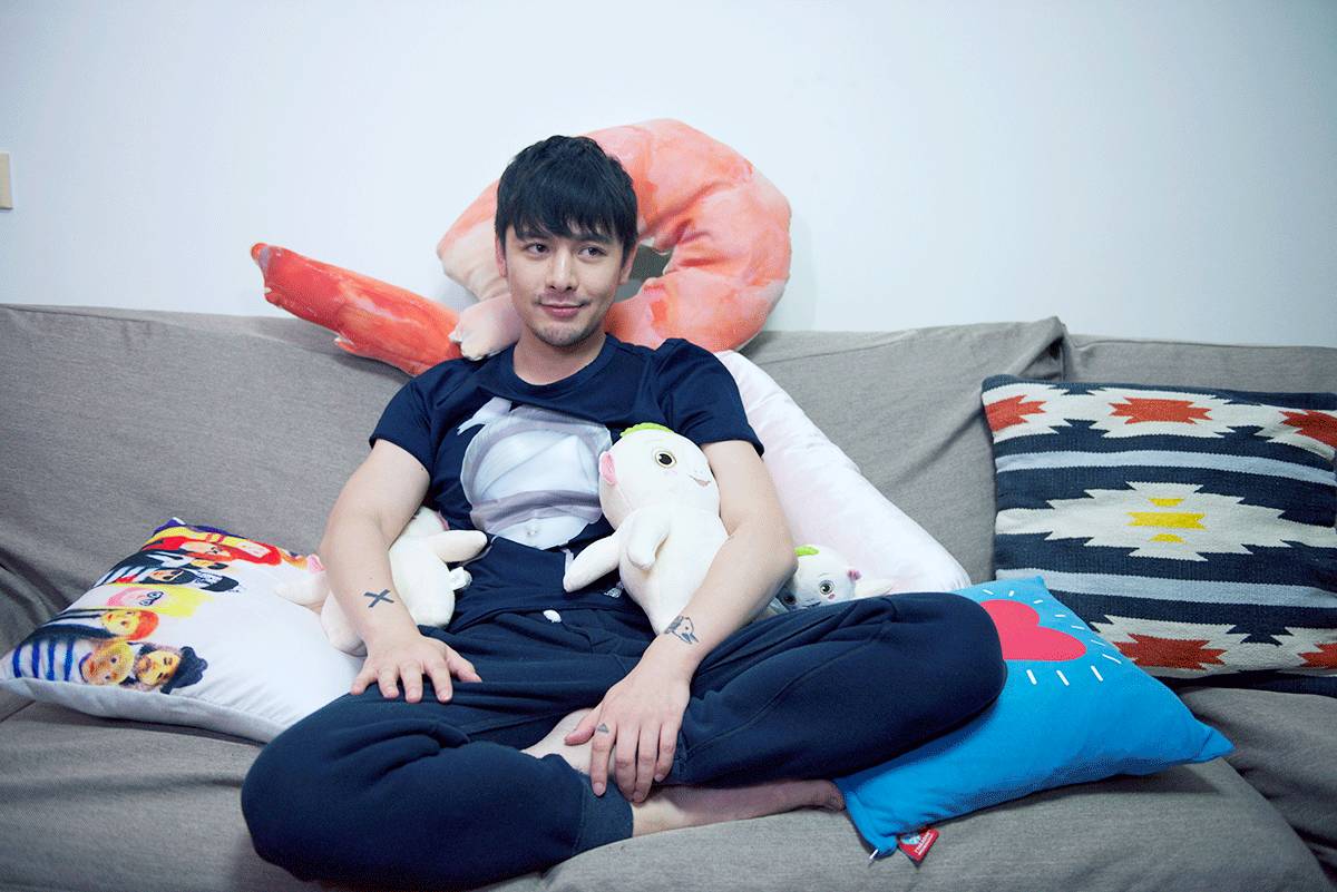 杨幂在泳池边吃苹果,在游泳馆里偶遇杨幂