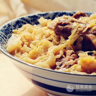 排骨炖酸菜地道东北菜,酸菜排骨越炖越好吃吗