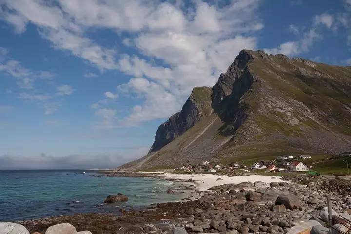 在山的那边海的那边有一群小红狗,在山的那边海的那边有一个蓝精灵