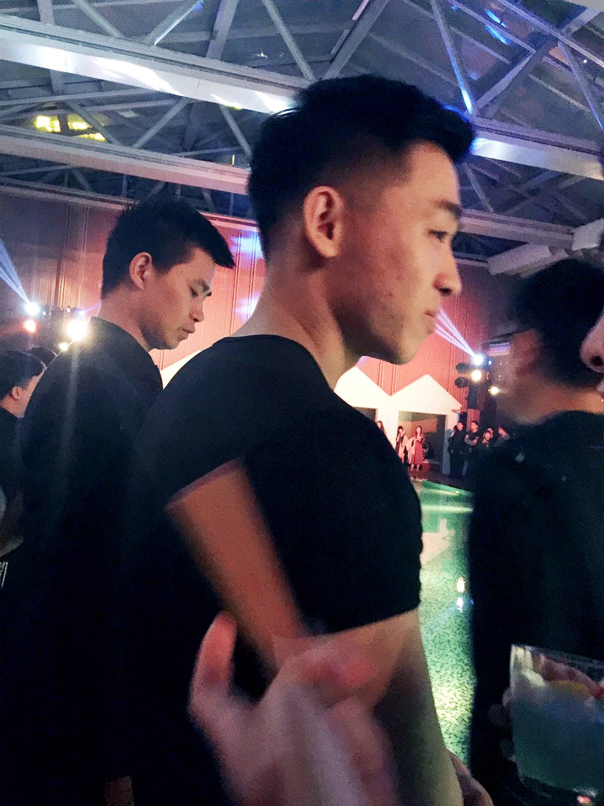 杨幂在泳池边吃苹果,在游泳馆里偶遇杨幂