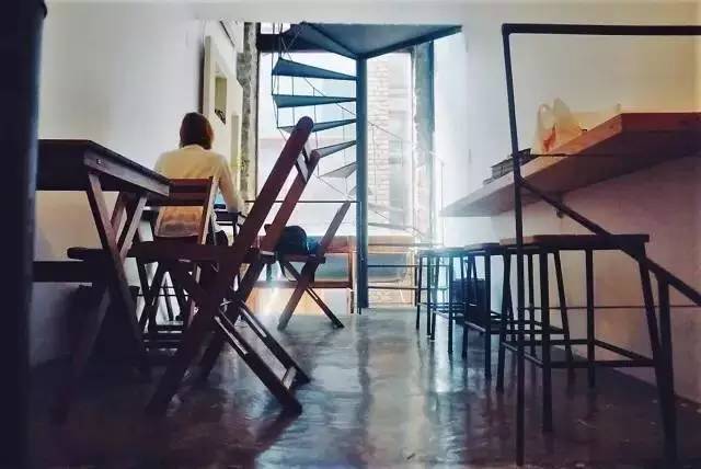 去年夏天，他几乎花光了全部积蓄流浪巴西，去了这些自由有趣的咖啡馆