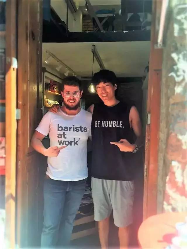 去年夏天，他几乎花光了全部积蓄流浪巴西，去了这些自由有趣的咖啡馆