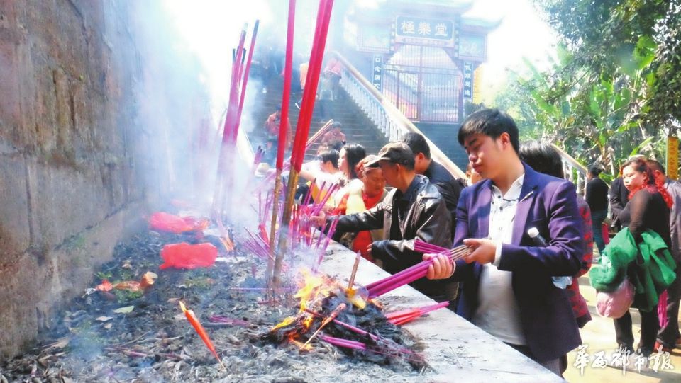 十万人聚集在一个地方,十万人聚一起