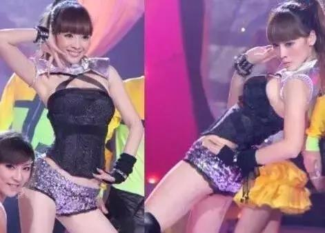 贝尔和柳岩吃蚯蚓,柳岩贝尔喝水