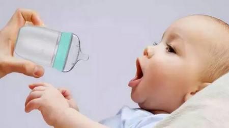 宝宝恋奶不爱吃辅食妙招,宝宝抗拒奶瓶喝奶怎么办