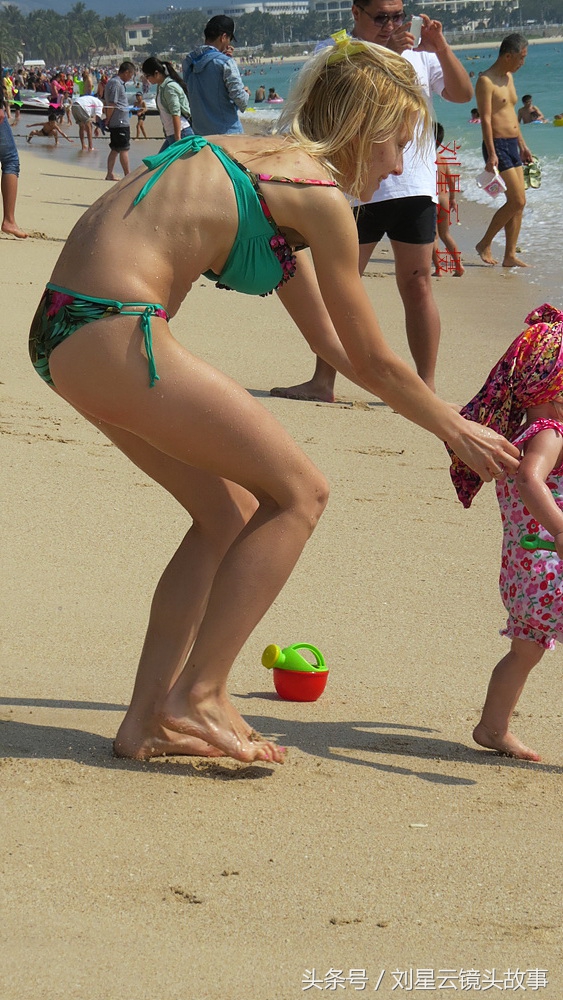 俄罗斯人三亚沙滩享受亲子日光浴好惬意,为人之母的洋妞有苗条的
