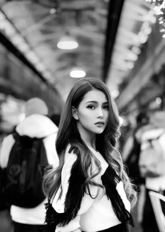 中分和侧分哪个显脸小,选对了发型才会有改变