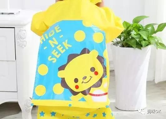 出去玩下雨穿雨衣还是打伞方便,下雨天穿上雨衣出去玩